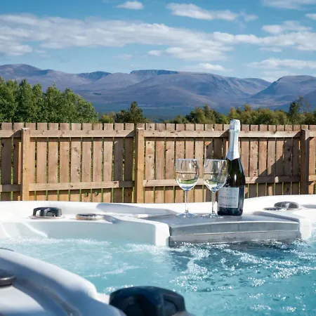 Snowmass Lodge - Hot Tub In Aviemore Exterior photo